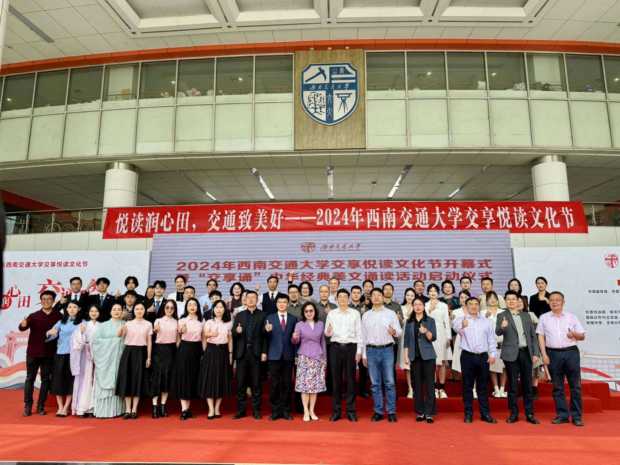 大合影_副本.jpg 大合影_副本.jpg